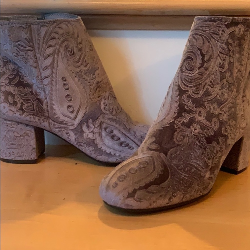 NEVER WORN Size 8  boho grey booties